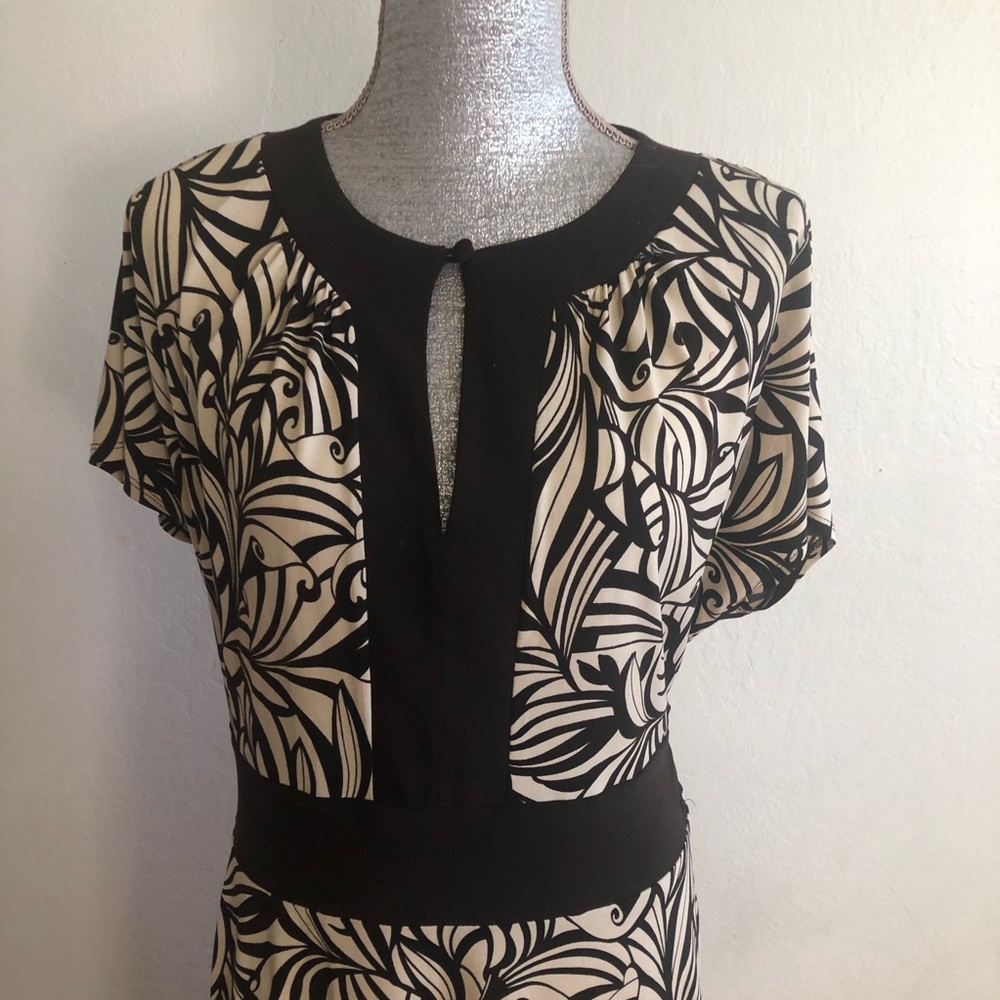 Scarlett Short Sleeves V-Neck Midi Patterned Dress - Picture 4 of 8